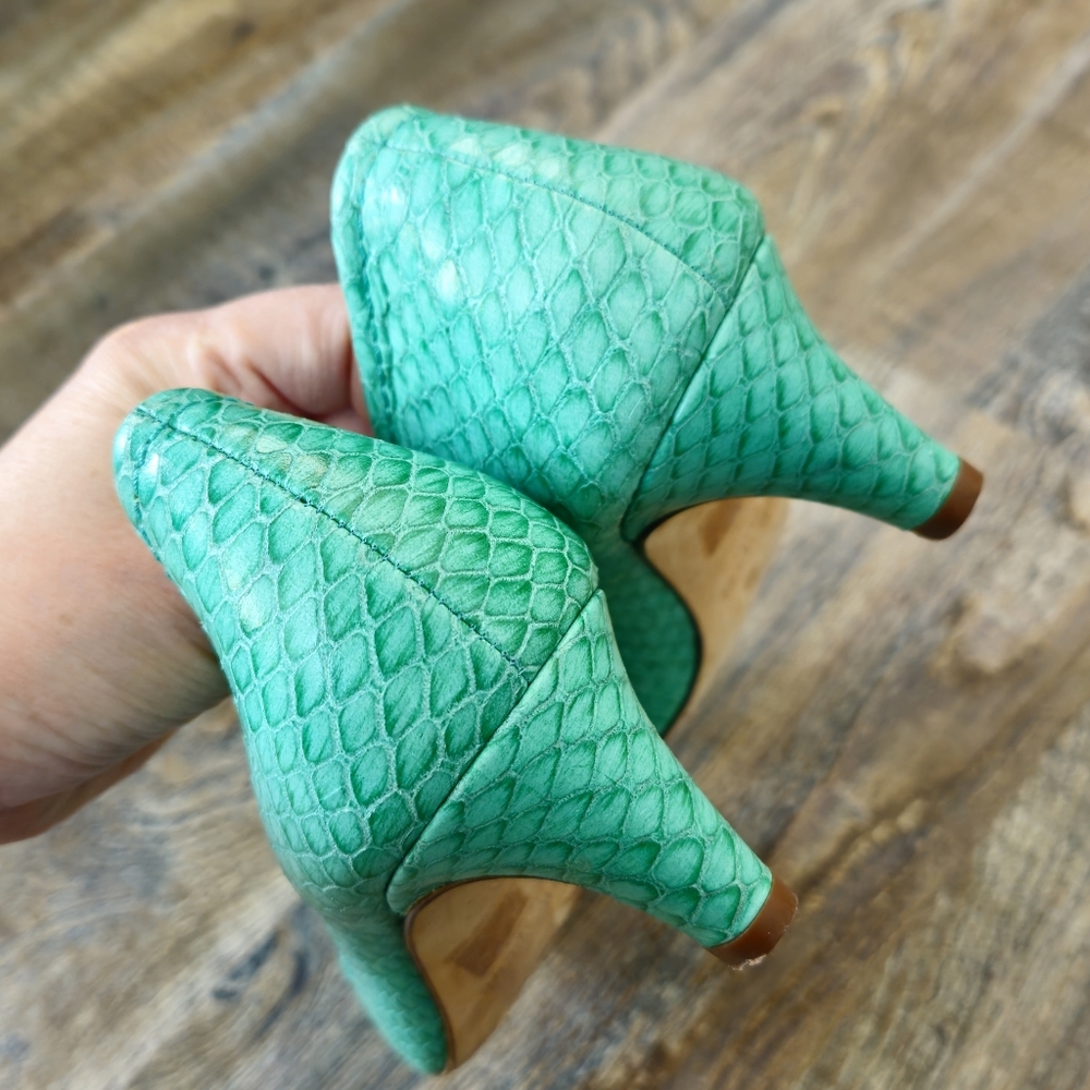 SOLD!! kate spade Mint Green Textured Pointed Toe Pumps - Picture 11 of 15